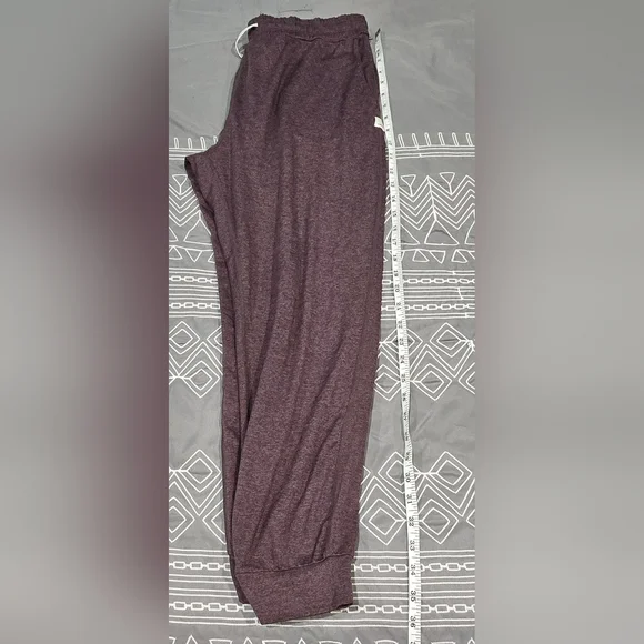 Vuori Womens Performance Joggers In a Burgundy Color Size Large - Picture 2 of 8
